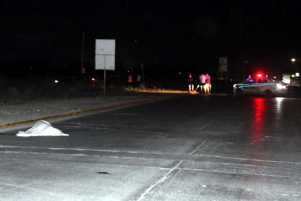 Cuando regresaba de su trabajo, un hombre murió la noche del miércoles atropellado por el conductor de un vehículo que huyó tras el accidente, en Escobedo.