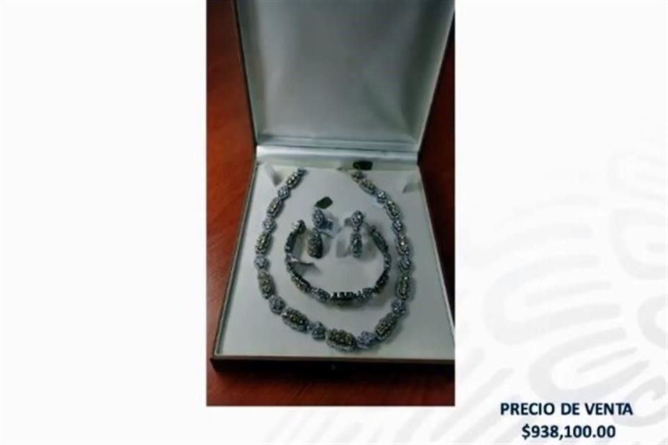 Juego de gargantilla, pulsera y aretes con diamantes.