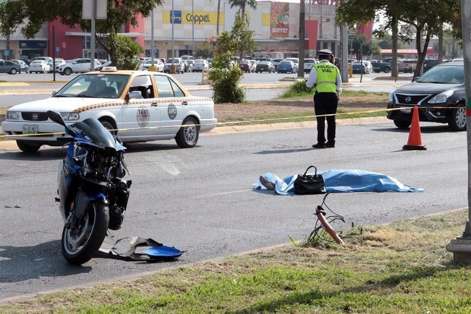 El jueves, a las 8:30 horas, una mujer murió arrollada por un motociclista en la Av. Sendero Norte, en Escobedo.