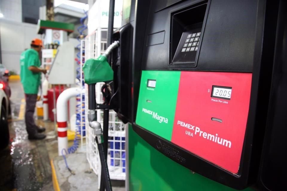 En la Miscelánea Fiscal 2021 se propone incluir un cobro extra de IEPS cuando el precio de las gasolinas a nivel mundial bajen, para que, en vez de que los precios de venta en México se reduzcan, se cobre ese diferencial como un impuesto.