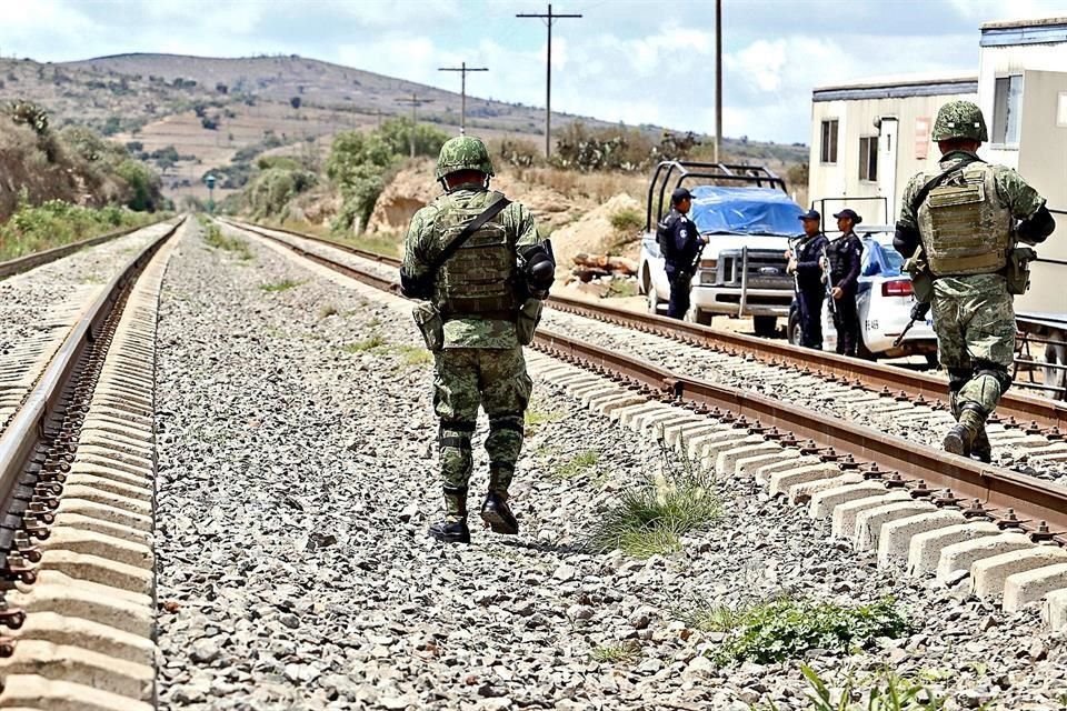 Elementos del Ejército Mexicano resguardan tramos de las vías del ferrocarril en la frontera de Puebla y Veracruz.