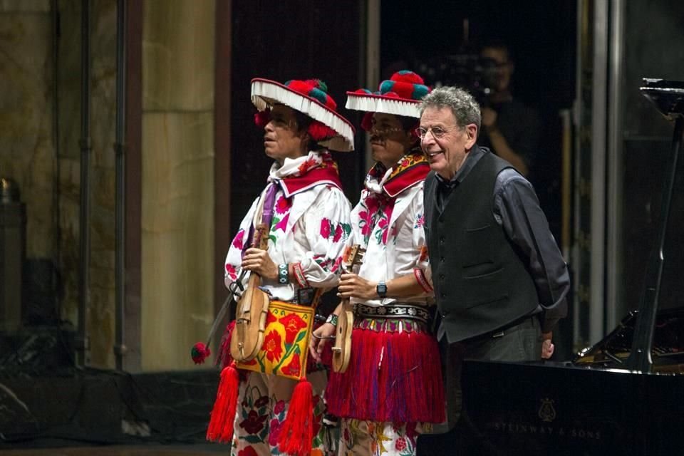 En el primero de tres conciertos que conmemoran sus 80 años de vida, el compositor estadounidense Philip Glass abrió la velada junto con los maestros wixárikas.