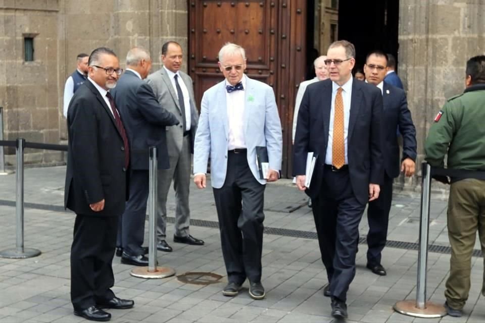 La reunión duró 2 horas y media, aproximadamente.