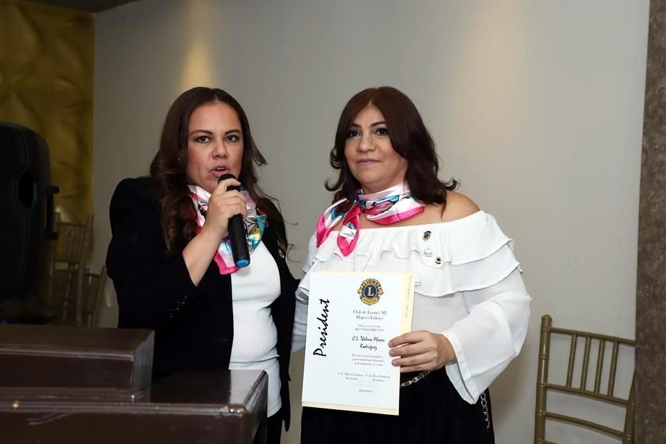 Irma Laura Martínez Ortiz y Thelma Flores de Solís, presidenta entrante y saliente respectivamente