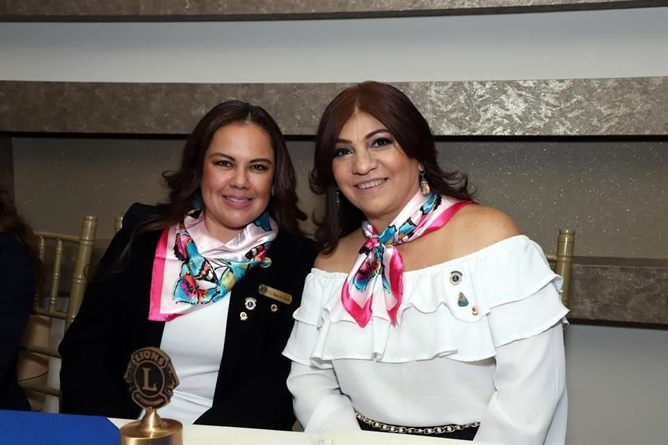 Irma Laura Martínez Ortiz y Thelma Flores de Solís, presidenta entrante y saliente respectivamente