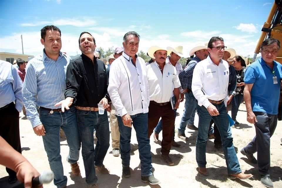 Durante una gira por Galeana, el Bronco informó que el director de Agua y Drenaje, Gerardo Garza González, tendrá un primer acercamiento el próximo martes, y después él lo hará personalmente.
