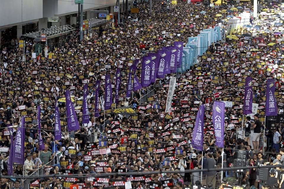 Manifestantes en Hong Kong chocaron con la Policía en una nueva jornada de protestas para exigir que se reduzca influencia de China.