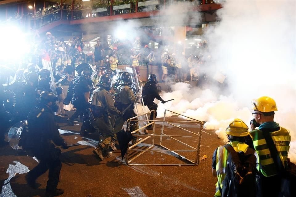 Policías chocaron con manifestantes en una nueva ola de protestas en el territorio.
