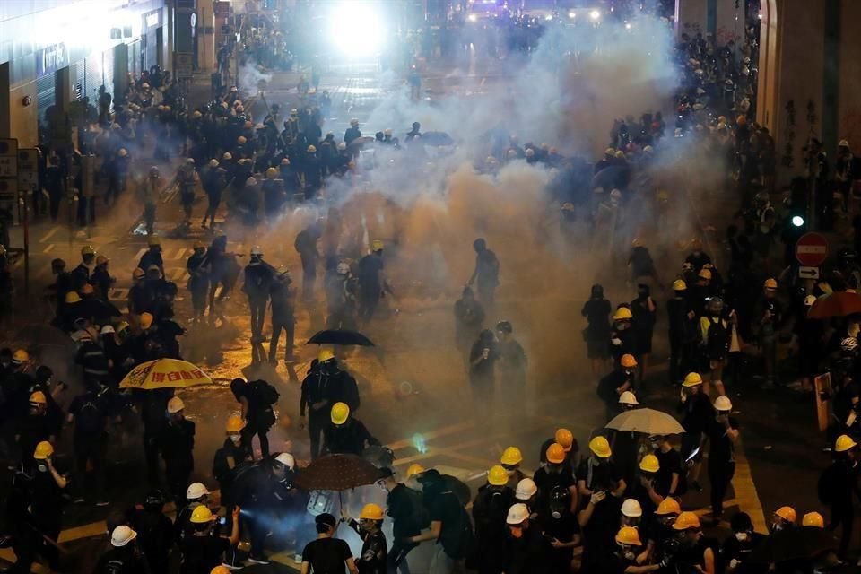 La Policía intentó replegar las protestas contra el Gobierno de Hong Kong.