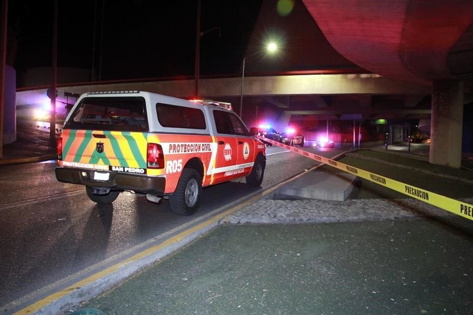 Un hombre que corría detrás de dos amigos murió al ser impactado por una camioneta bajo el Puente Atirantado, en San Pedro.