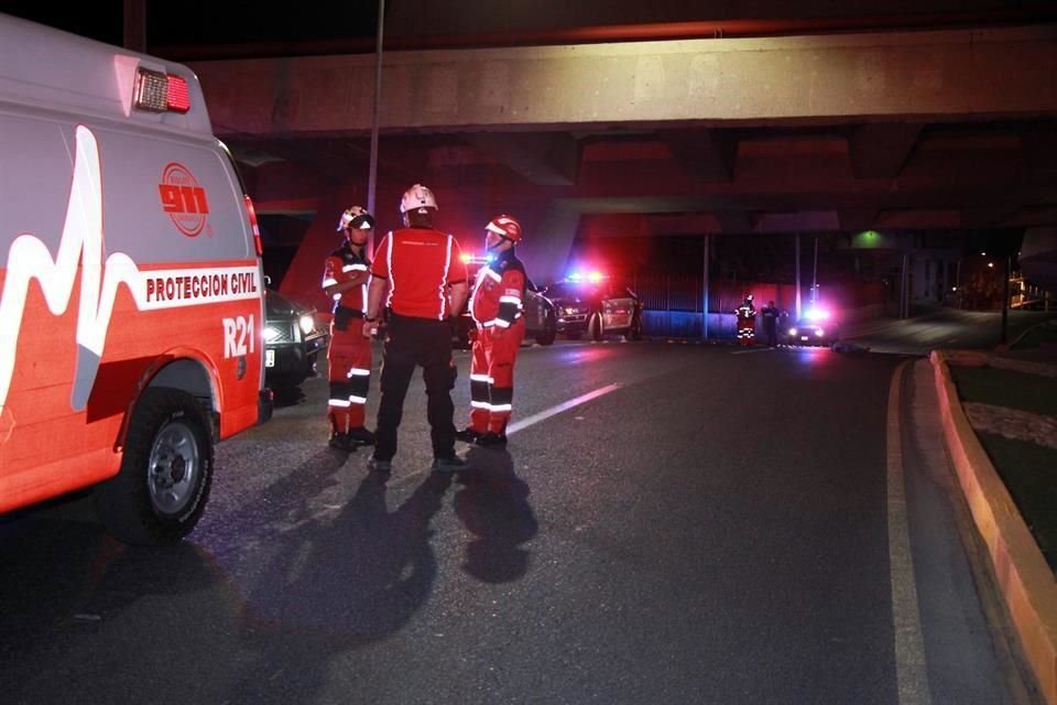 Elementos de Rescate 911 y oficiales de Tránsito de San Pedro custodian la zona donde se registró el atropellamiento en la Avenida Morones Prieto y Humberto Lobo, en la zona Valle.