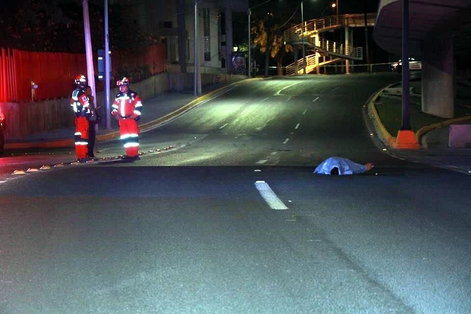 La víctima, de unos 25 años, y dos amigos acababan de salir de su trabajo y cruzaron la avenida para tomar un taxi.