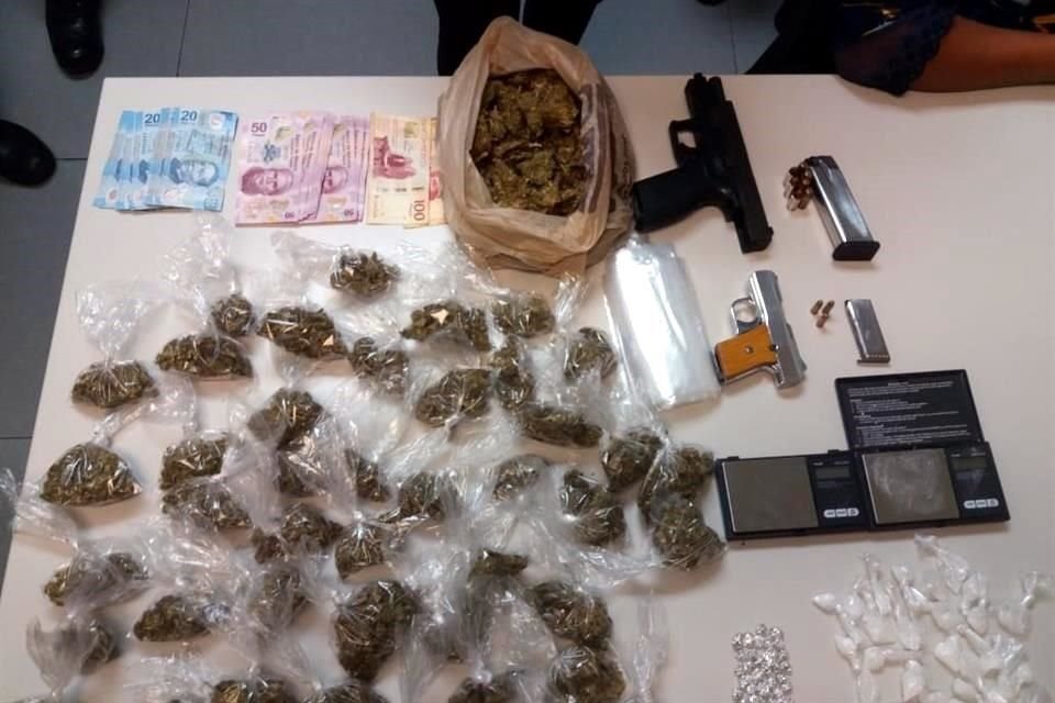 A los detenidos les aseguraron 43 envoltorios de mariguana, una bolsa con el mismo tipo de droga, 29 envoltorios de cristal, 38 de cocaína en piedra, dos básculas digitales, dos pipas y mil 670 pesos.