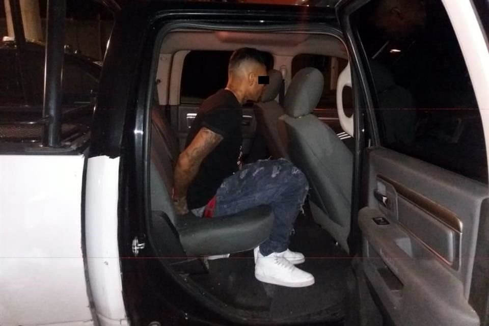 Dos mujeres y tres hombres fueron detenidos tras una persecución por policías de Monterrey en la Colonia Regina, les hallaron dos pistolas y diferentes drogas.