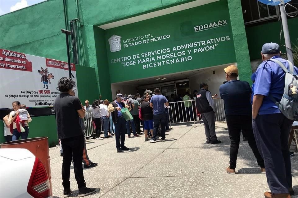 Los coyotes se ubican en la entrada del estacionamiento del Centro de Servicios Administrativos pese a cámaras y policías.