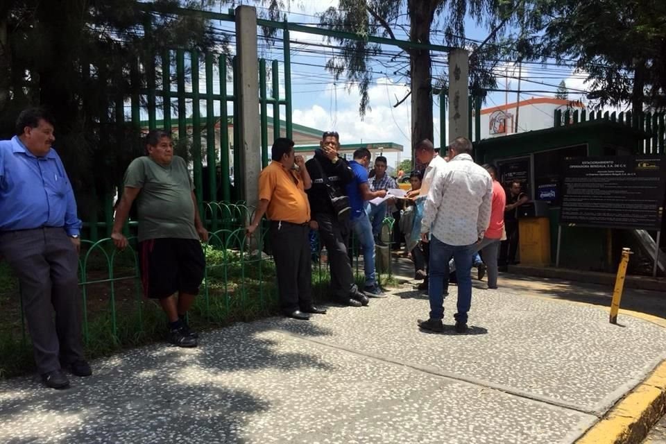 Aunque el trámite es gratuito, conductores pagan a gestores no autorizados para no hacer filas.