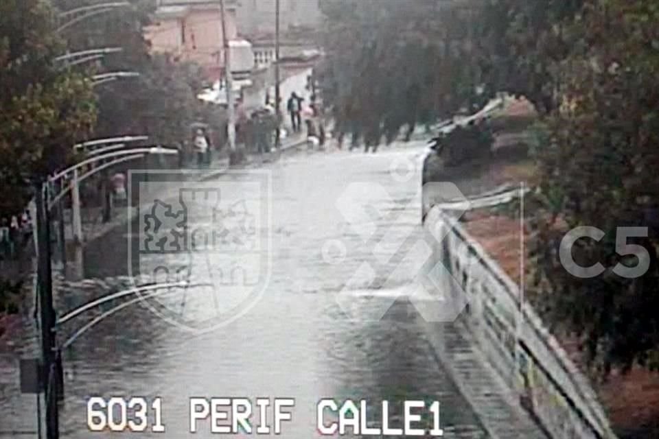 Tras la lluvia de esta tarde, el Río de los Remedios se desbordó sobre la Colonia Guadalupe Proletaria y afecta vialidades en Alcaldía GAM.