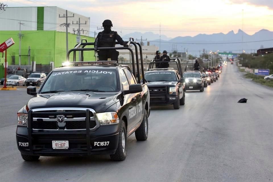 Decenas de patrullas y motos arribaron a Cadereyta.