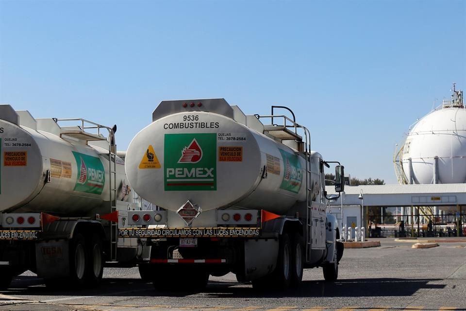 Las plantas de la Comisión Federal de Electricidad (CFE) en la zona y de la maquinaria del sector industrial deben utilizar el gas contaminado porque la declinación en la producción de Pemex es tal, que no hay de otro. 