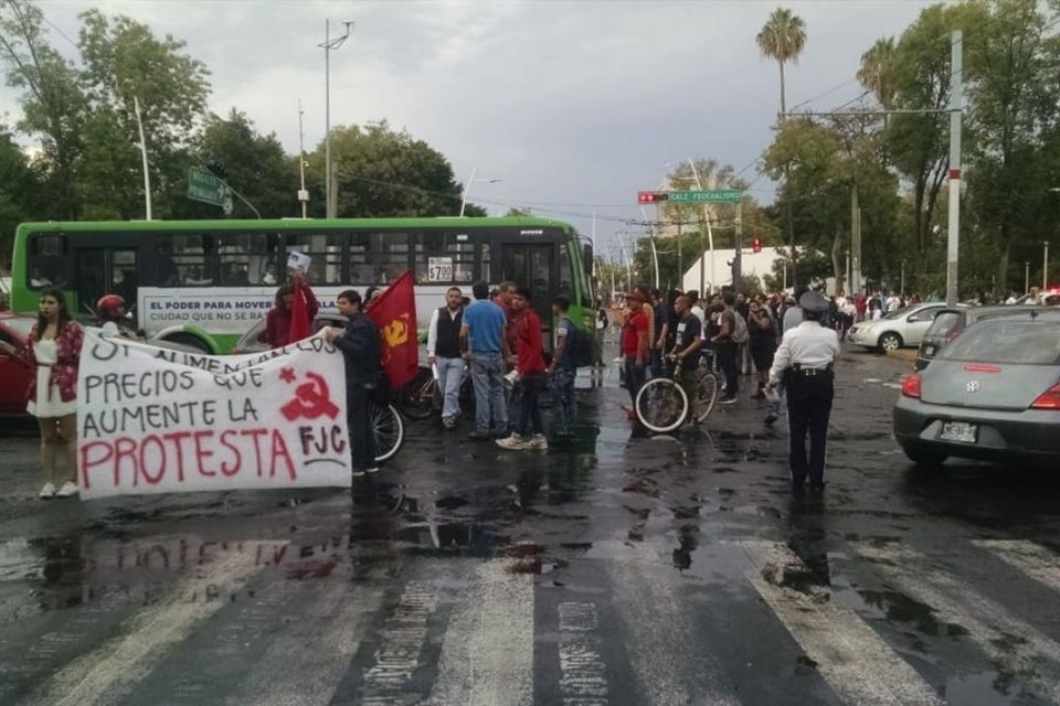La Federación estima que el incremento del 35 por ciento a la tarifa, al pasar de 7 a 9.50 pesos no se justifica, además de ser ilegal. 
