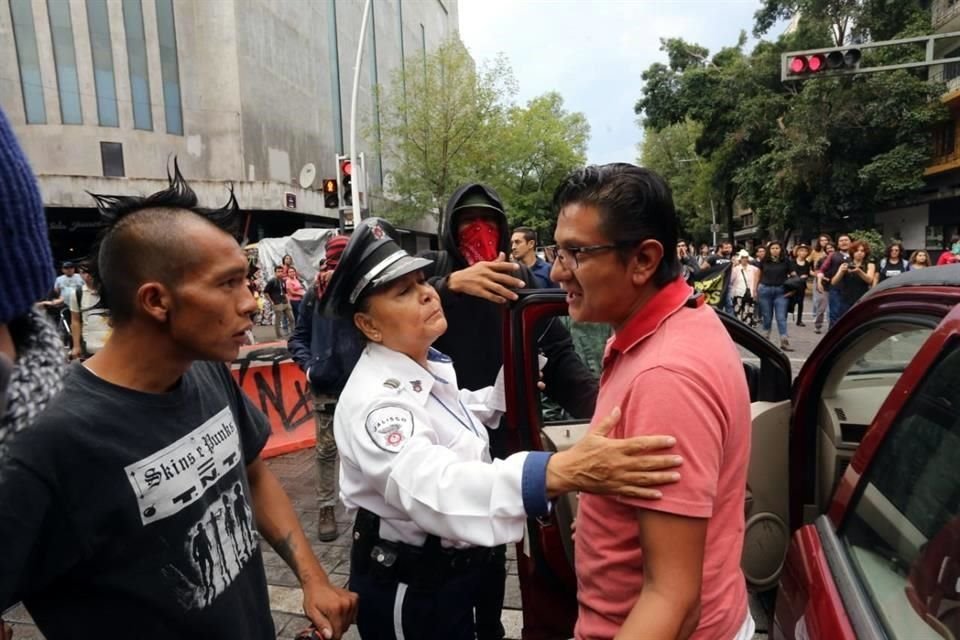 Además, con el rostro cubierto, los integrantes de los colectivos han aprovechado para hacer algunos actos vandálicos, como pintas con aerosol en mobiliario urbano.