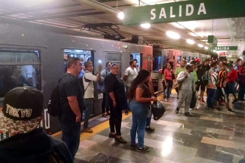 Integrantes de los colectivos, entre ellos el Frente de Jóvenes Comunistas, se subieron a los controles de ingreso para detener las puertas y dejar el paso libre a los usuarios. 