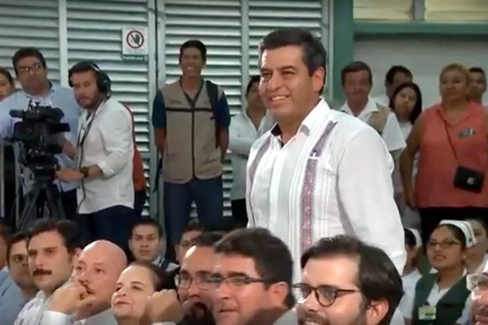 Otro ex ayudante de López Obrador que llegará al nuevo Instituto es Carlos Sánchez Meneses, arquitecto de 47 años, quien será Coordinador de Infraestructura hospitalaria.