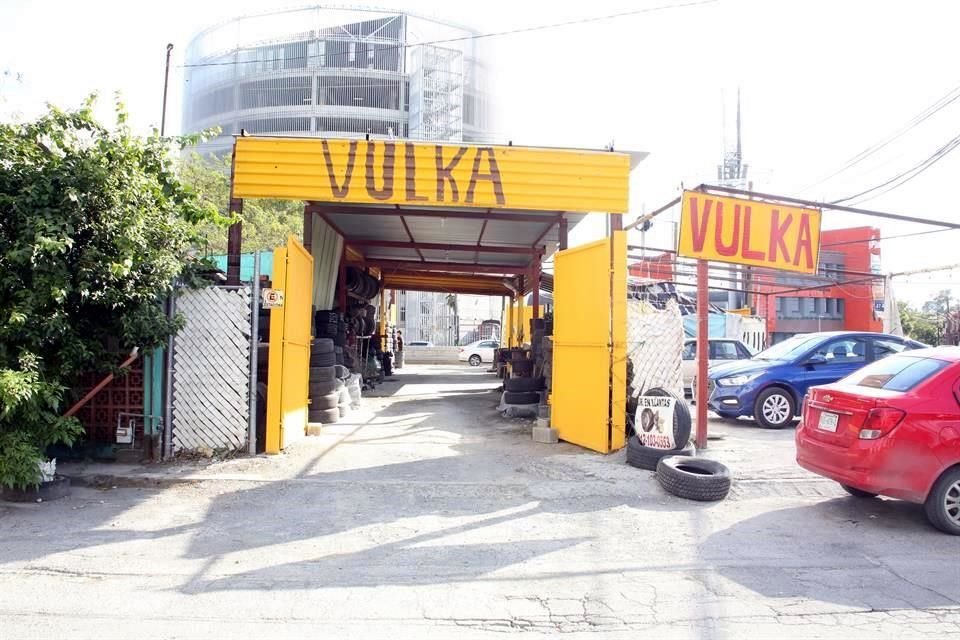 sin invadir Una vulcanizadora, ubicada en Revolución y la calle Ladrillera, modificó sus instalaciones para prestar el servicio y no invadir la vía pública.