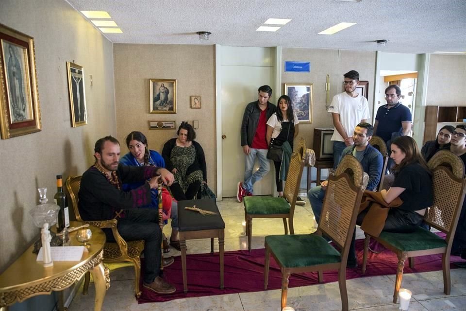 Villa Woyzeck Town. En este pueblo habitan 2 soldados, un capitán retirado, un cura ebrio, una prostituta de pueblo, un pregonero de feria, un doctor, un mirrey hipster y algunos otros seres mágicos.
