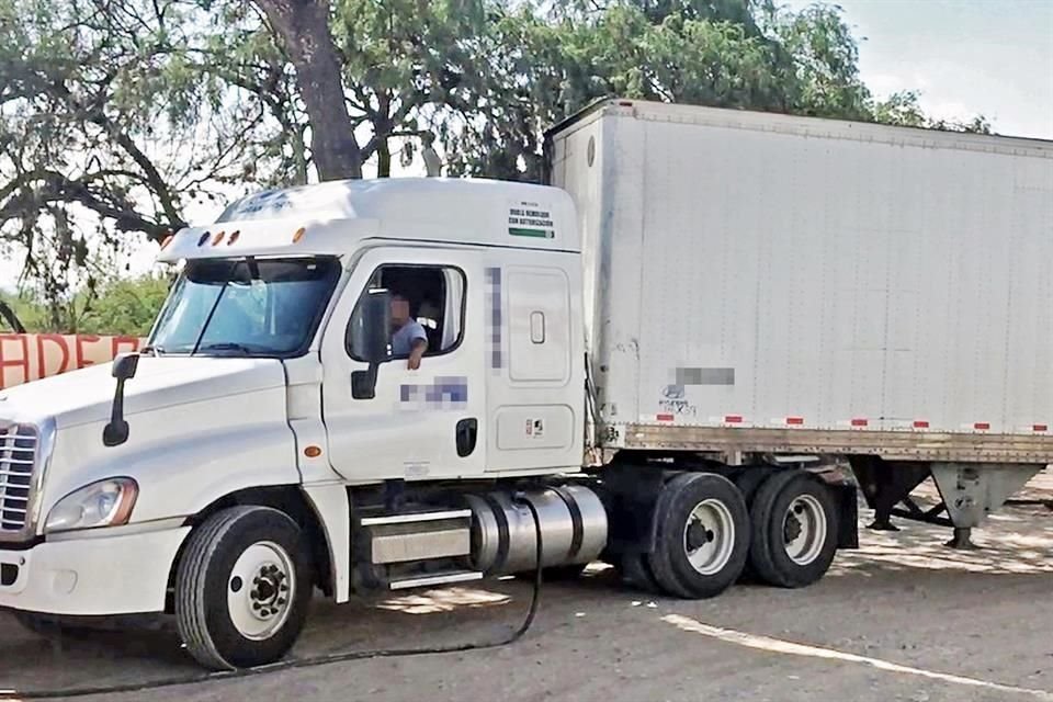 En las orillas de la Carretera se puede ver como se ordeña a los tráilers.