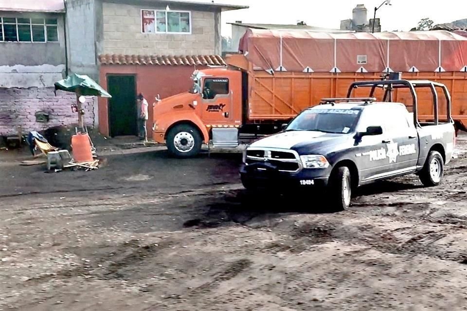 En las afueras de la CDMX es común ver, como en otros puntos de la ruta, patrullas de la PF frente a centros de huachicoleo.