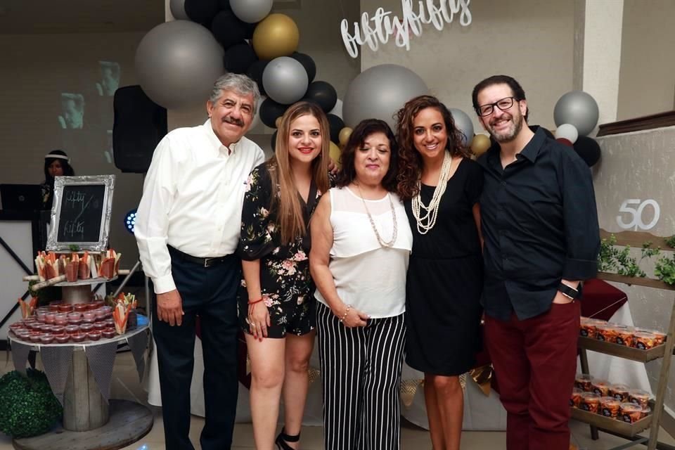 David Reyes, Lizbeth Reyes, Alma Gómez,  Mireya Reyes y Luis Felipe Rodríguez