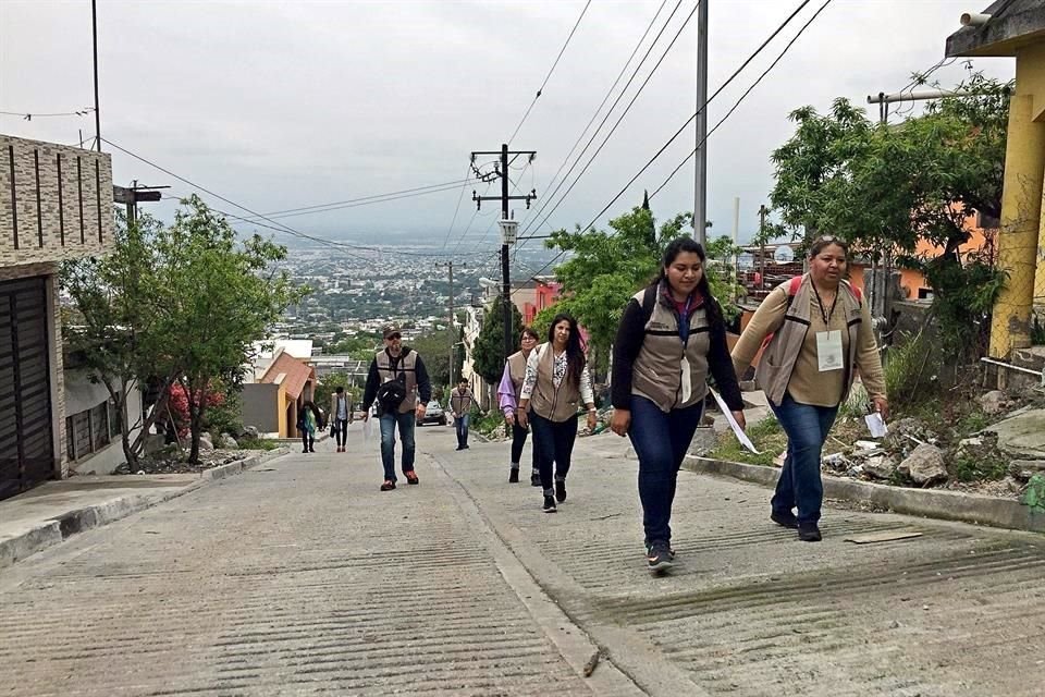 De acuerdo con testimonios, los servidores trabajan seis días a la semana de 9:00 a 17:00 horas y deben estar toda la jornada en la calle, visitando casa por casa.