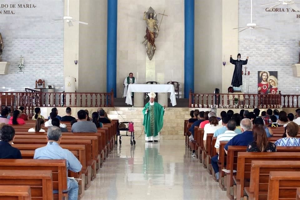 El Obispo Auxiliar Heriberto Cavazos celebró la misa en San Charbel tras la polémica por el desalojo del templo, el pasado lunes.