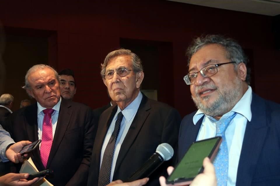 César Cadena, presidente del Cluster Energético de NL; Cuauhtémoc Cárdenas, y Fluvio Ruiz Alarcón