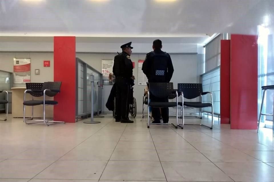 Un hombre falleció por causas naturales al interior de un banco, en el Barrio San Miguel, en Iztapalapa.
