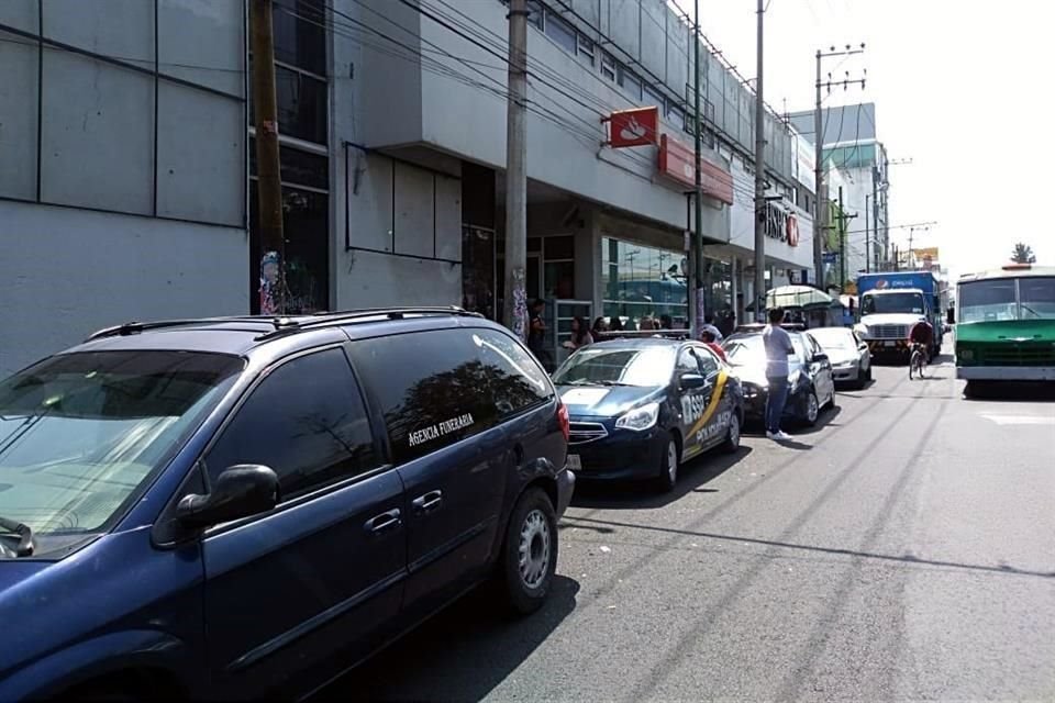 El hombre comenzó a sentir molestias y se desvaneció sobre una silla de ruedas.
