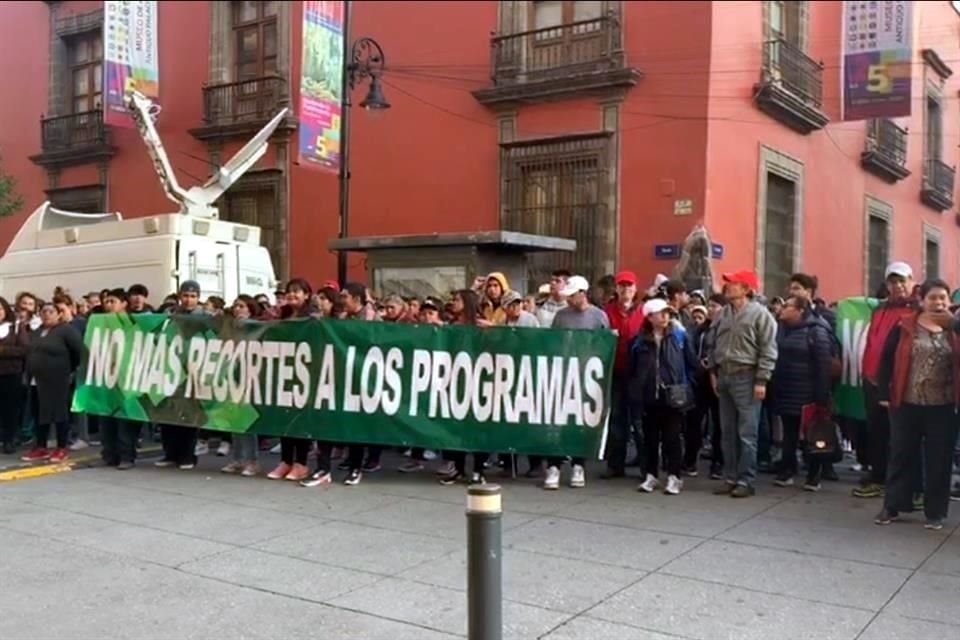 La protesta congregó a decenas de manifestantes, entre adultos y jóvenes, de Alcaldías de la Ciudad de México como Iztapalapa, Iztacalco, Tláhuac, Gustavo A. Madero y Azcapotzalco.