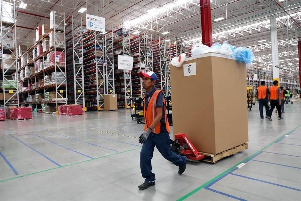 De las 3 mil que laboran en los centros de distribución de Amazon en el País, el nuevo MEX 3 tiene una plantilla laboral de más de mil 500 empleados.