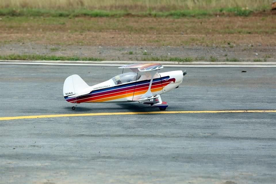 Detalles de aviones a escala
