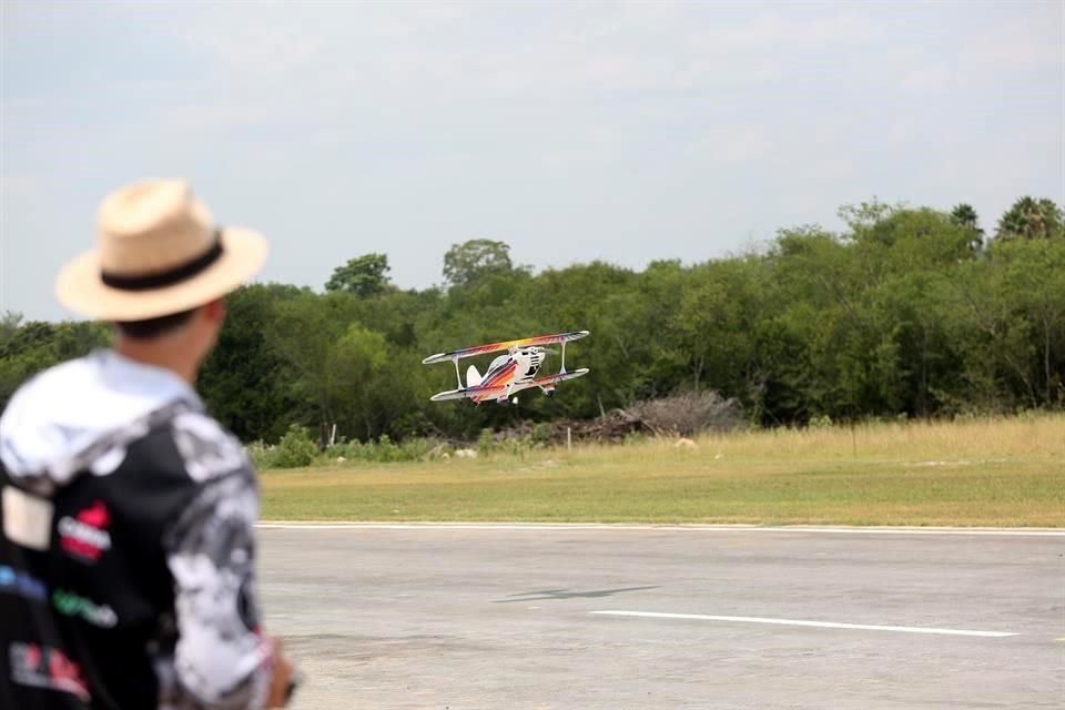 Detalles de aviones a escala
