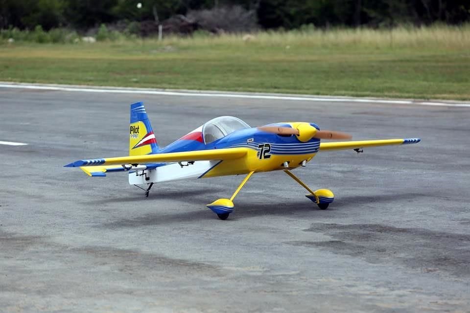 Detalles de aviones a escala