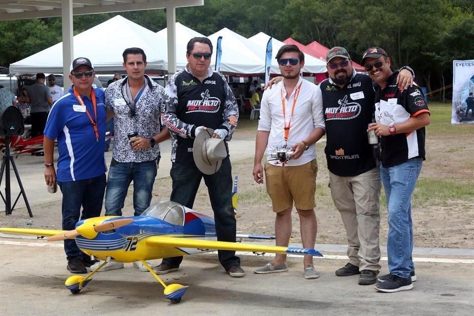 Rodolfo Gómez, Gerardo Ortiz, Jorge Llamas, Rogelio López, Mauricio Hernández y Adolfo Gómez