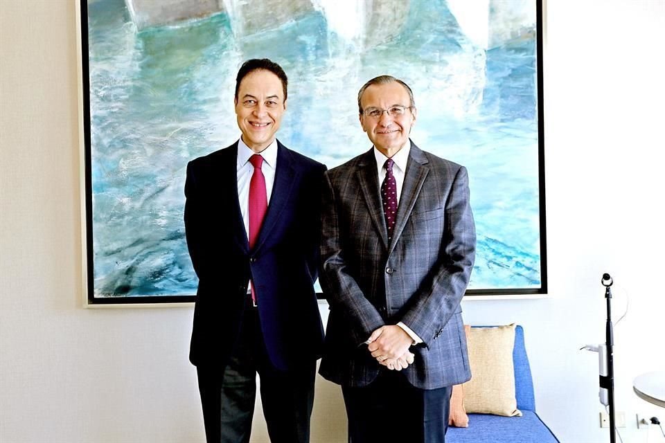 Gerardo Puertas, catedrático y coleccionista junto a José Roble Flores, director de la Facultad Libre de Derecho.