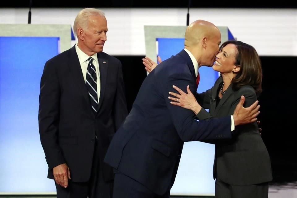 El ex vicepresidente Joe Biden (izq.), la senadora Kamala Harris (der.) y el senador Corey Booker (centro), son los aspirantes con mayor popularidad que debaten hoy.