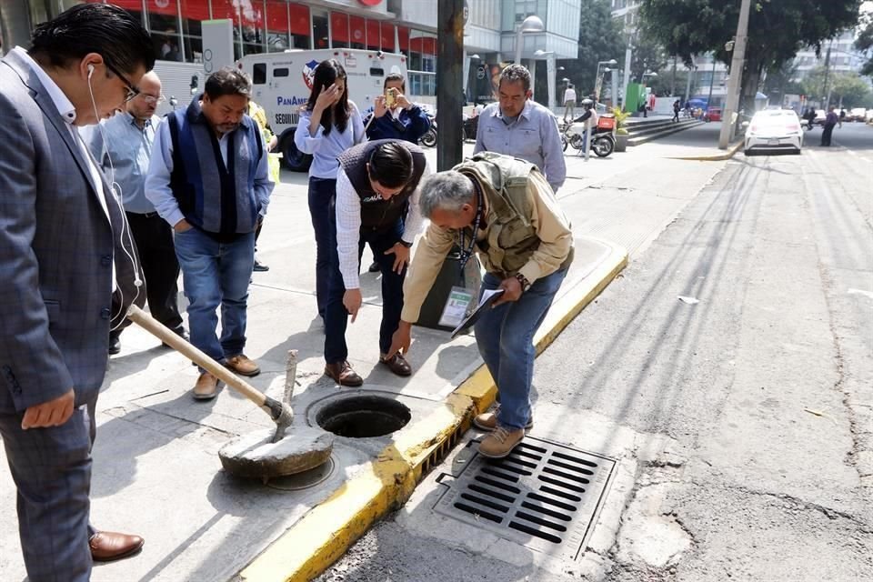 Personal del SACM, de la Alcaldía MH y vecinos recorrieron las inmediaciones del centro comercial y departamentos parques Polanco, para revisar la descarga de aguas de este sitio.