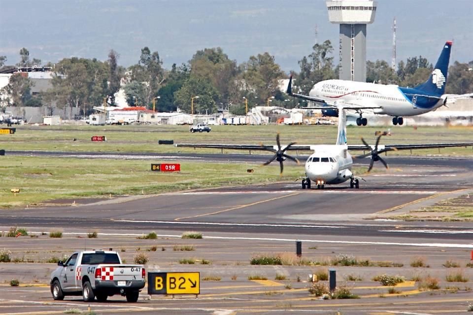 El AICM cuenta con dos pistas paralelas separadas 305 metros entre sus ejes.