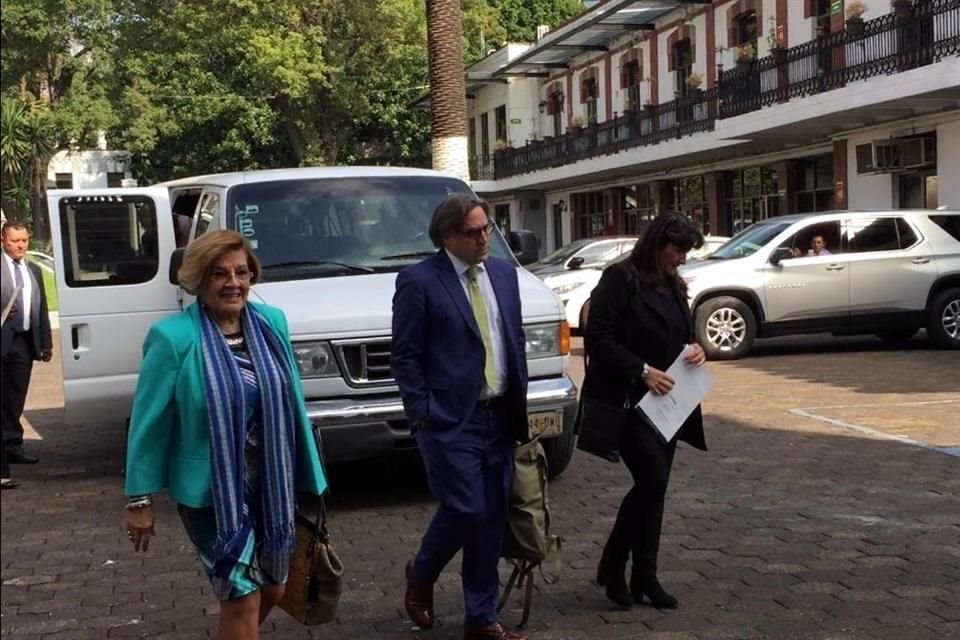 Ángela Buitrago y Francisco Cox, ex integrantes de lo que fuera el GIEI, están en  la Segob en una reunión de la Comisión para la Verdad en el caso Ayotzinapa.