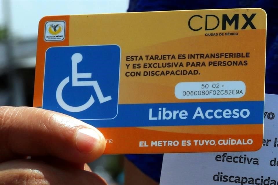 Esthela Damián rechazó que no se estén entregando los documentos oficiales para que los capitalinos con alguna discapacidad pueden tener excepciones fiscales y gratuidad en el transporte público.