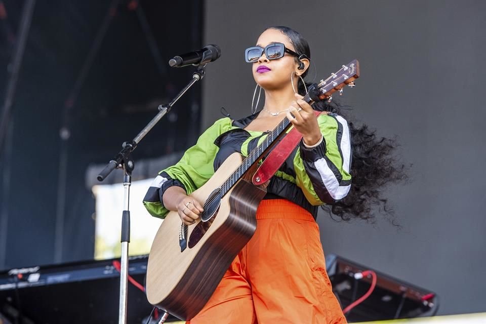 H.E.R. se presentó en el escenario T-Mobile.